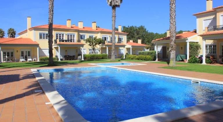 House with hot tub, yard & pool in Leiria