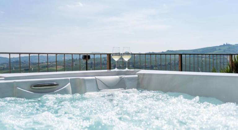 Apartment with terrace, jacuzzi & garden — photo 5