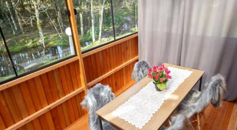 Lodge with grill, terrace & garden in Gramado