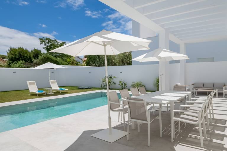 Family-friendly lovely villa with fast internet, garden & patio | Beach nearby | Suitable for remote work | Pets allowed — photo 4