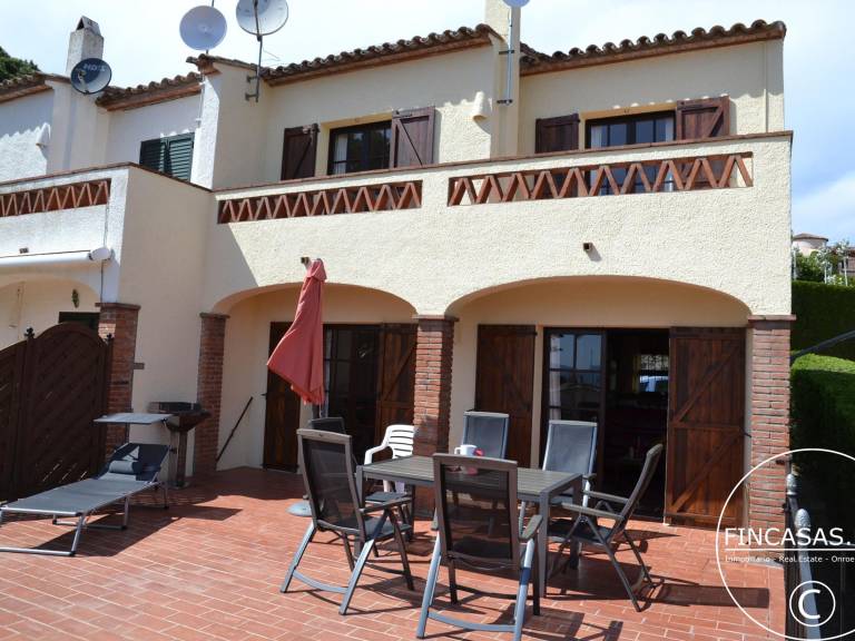 House with pool — photo 3
