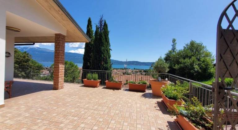 Holiday apartment with terrace in Gardone Riviera