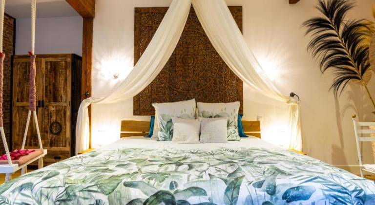 LE PRIEURE - Suites romantiques spa privatif, piscine, jardin, massages proche de Toulouse in Castres