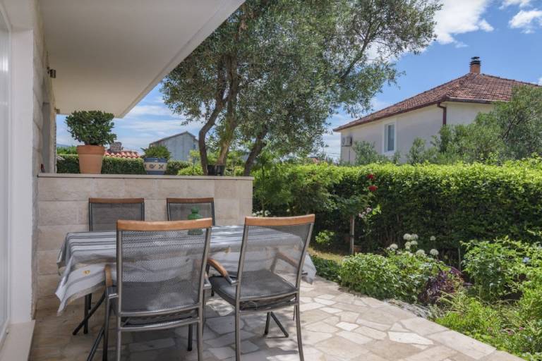 Rental apartment with grill, garden & patio — photo 4