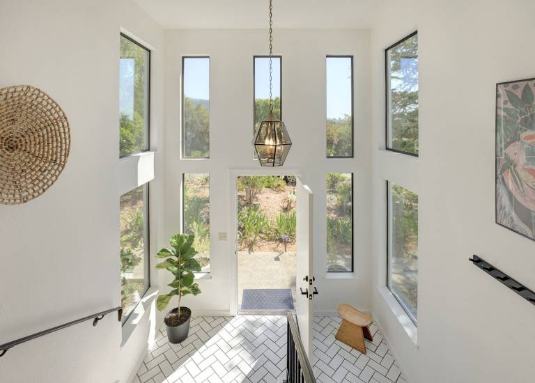 Fully equipped vacation home with yard | Pets are welcome — photo 2