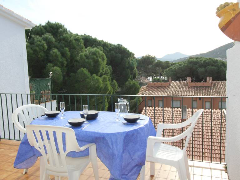 Cozy Apartment 100m from Beach with Private Garage — photo 4