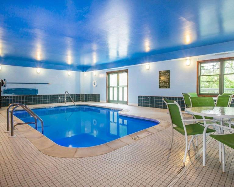 Econo Lodge Glens Falls / Lake George — photo 2