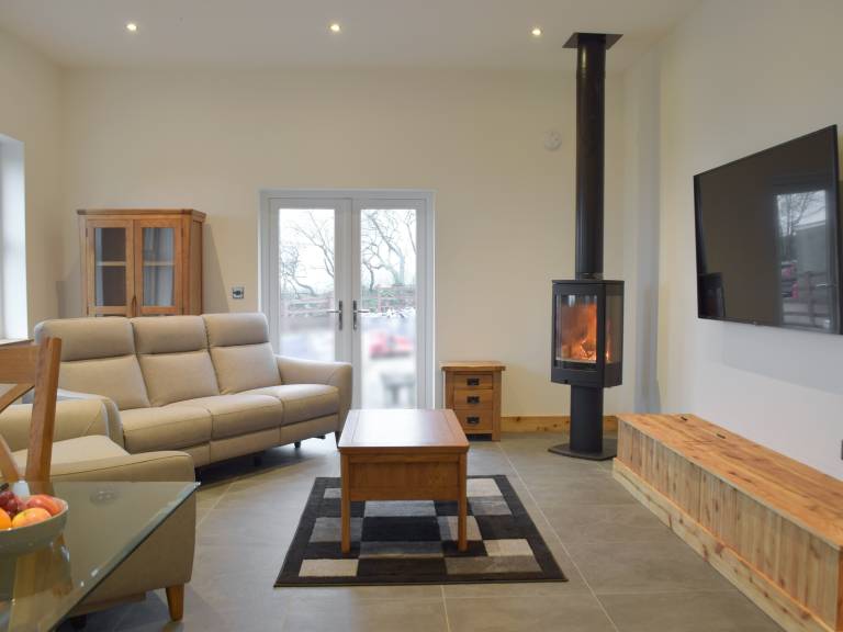 Cottage with yard & hot tub — photo 4