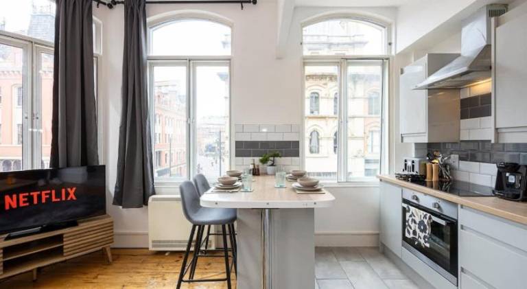 Central Sleeps 6 Stunning 2 Bed by City SuperHost — photo 3