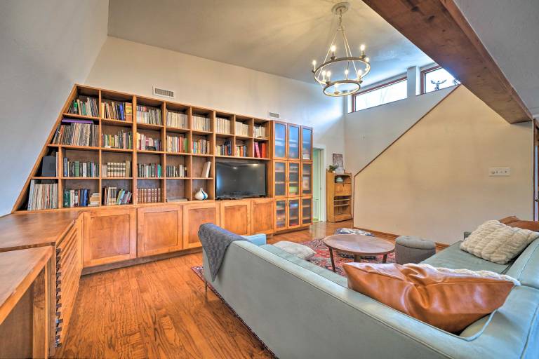 Bohemian Home w/ Screened Porch, 3 Mi to Lake! — photo 4