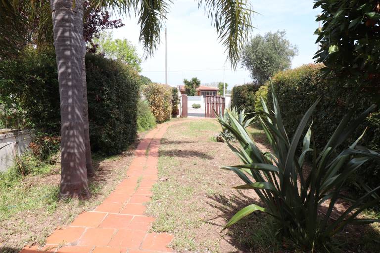 Villa with fast internet, barbecue & yard | Garden view — photo 4