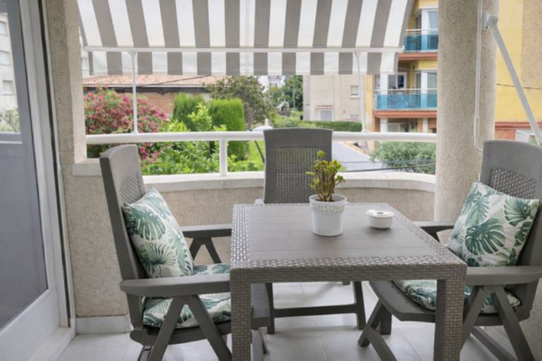 Family-oriented rental apartment with patio | City view | Beach nearby | Dogs allowed — photo 2