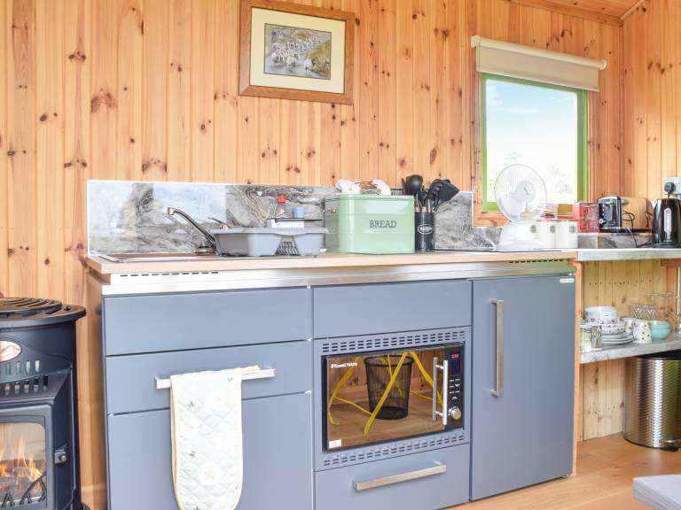 Family-oriented nice cottage with yard | River view | Pets are welcome — photo 5