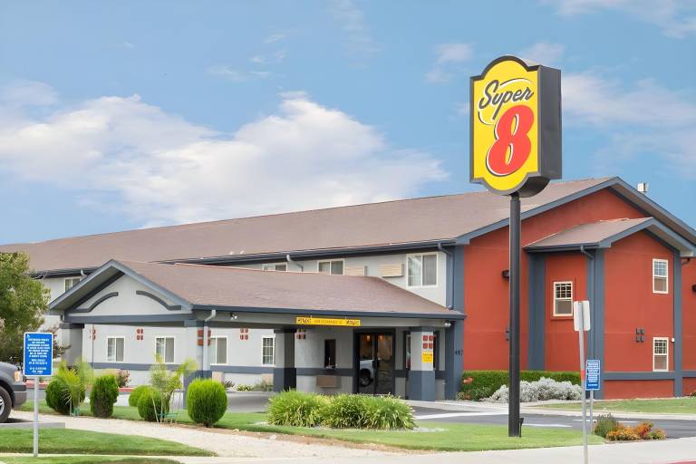 Deluxe Inn Willows — photo 2