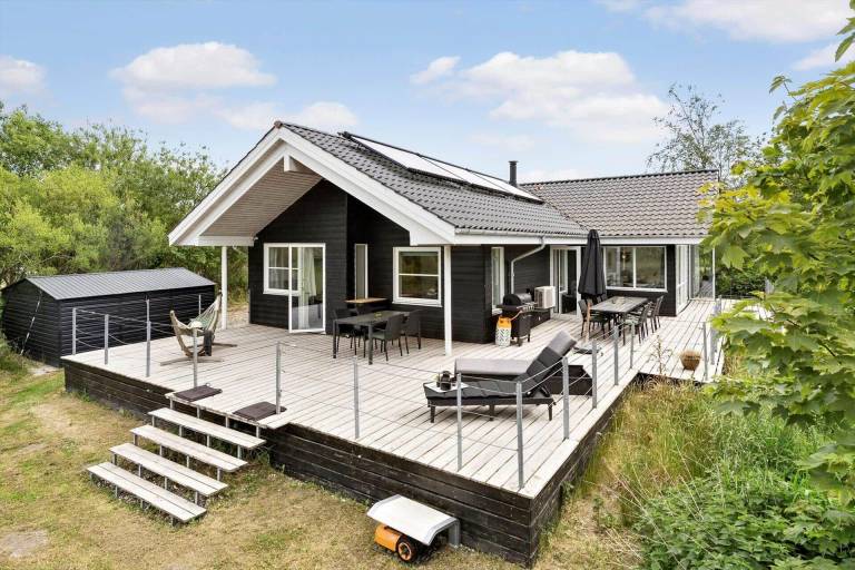Fully equipped spacious vacation home with hot tub, patio & grill | Pets are welcome in Ebeltoft