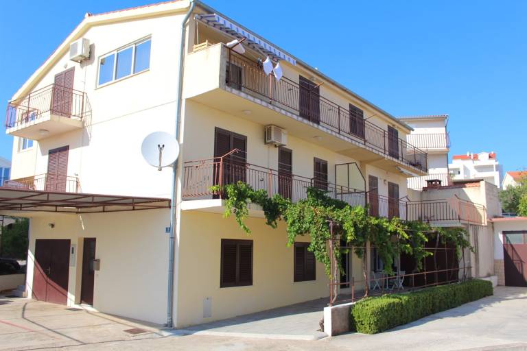 Holiday apartment with yard, patio & barbeque in Sibenik