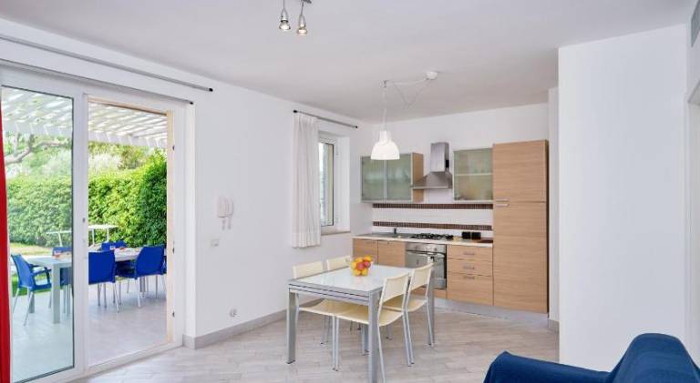 Apartment with terrace & yard — photo 2