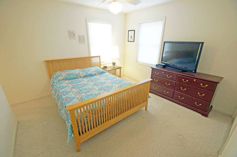 KD2035- Cute beach bungalow with 3 bedrooms, and 2 baths, Theatre Room! — photo 4
