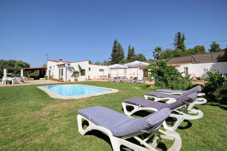 Fully equipped pleasant vacation home with garden, fast internet & private pool | Mountain view | Pets allowed — photo 2