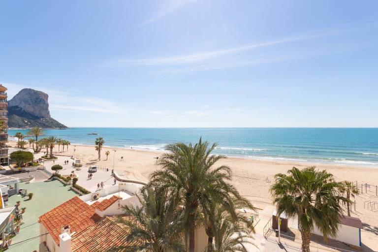 Apartment with yard & patio | Beach view — photo 5