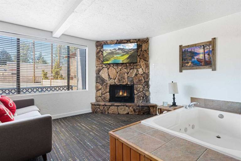 Village Suites Inn. Teddy Bear, Perfect Location in the Village. fully equipped downstairs unit. — photo 3