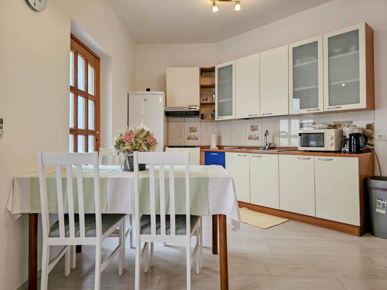 Holiday apartment with barbecue, terrace & garden — photo 4