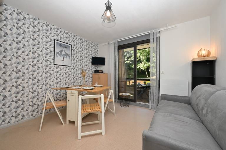 “At the Heart of the Valley” Apartment with Mountain View and Balcony — photo 3