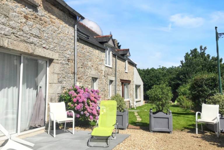House with yard & patio in Morlaix