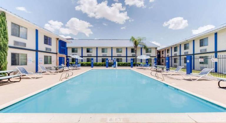 Days Inn & Suites by Wyndham Laredo — photo 2