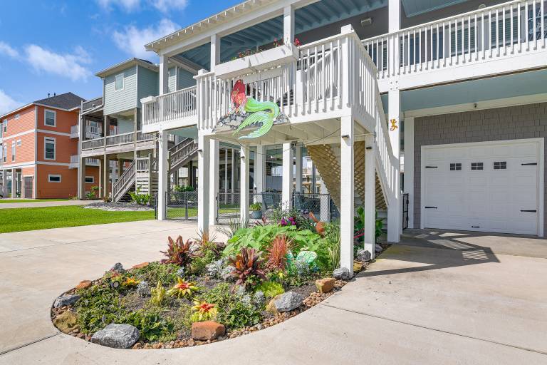 2 Blocks to Shore: Crystal Beach House w/ Yard! — photo 2