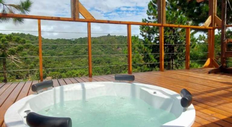 Lodge with hot tub — photo 4