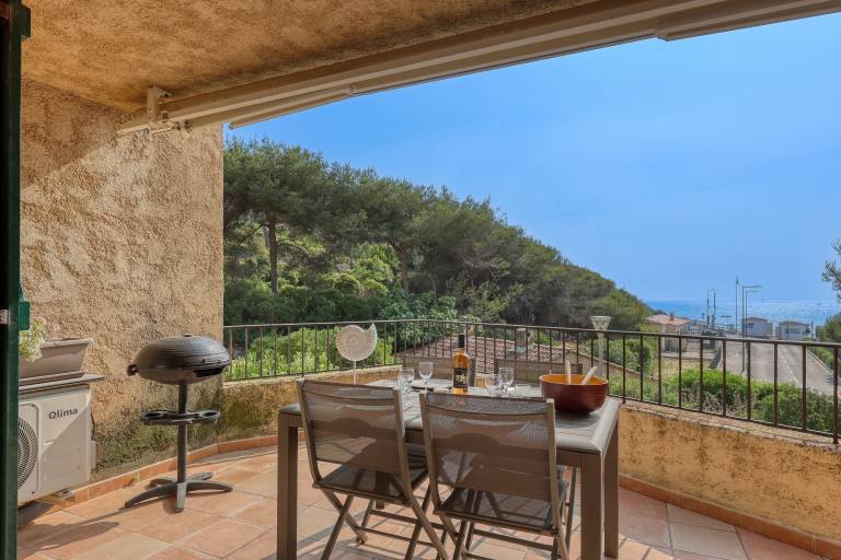 Rental apartment with patio & BBQ | Sea view — photo 2