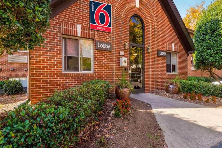 1 Queen Bed Non Smoking Micfridge Sofa Bed