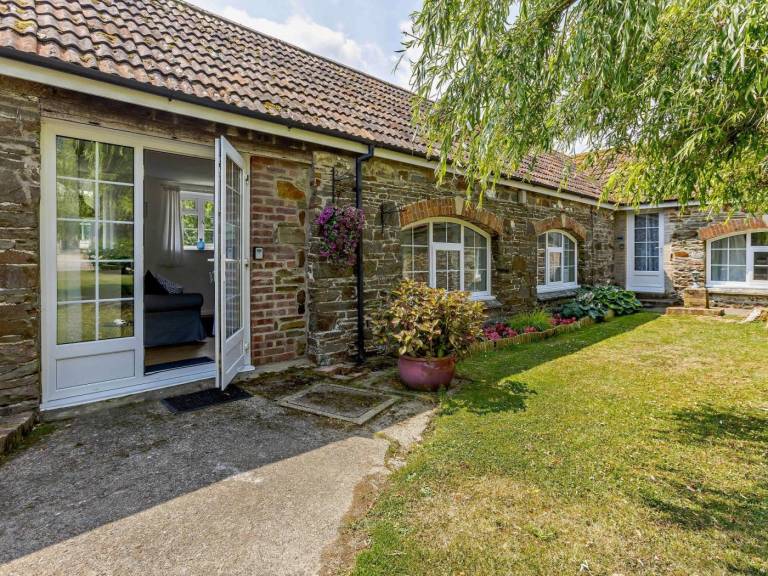 Cottage with pool & garden — photo 5
