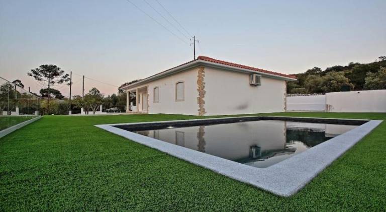 House with garden, private pool & patio in Leiria