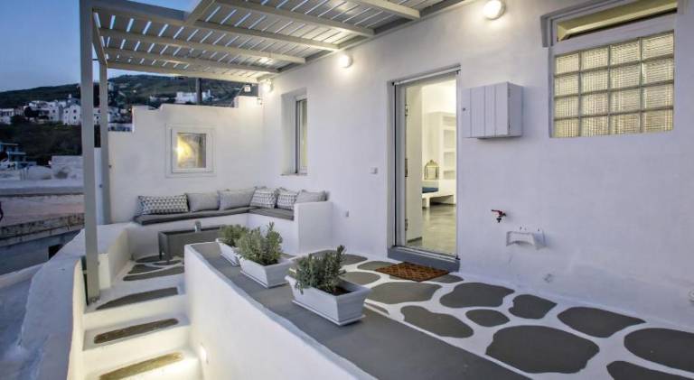 Vacation home with patio in Tinos