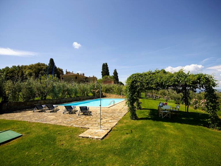 Child-friendly beautiful vacation home with private pool, yard & barbeque | Pet-friendly — photo 3
