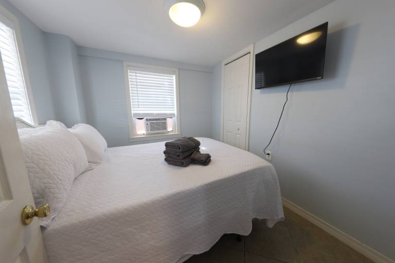 2 Bedroom Pet Friendly Duplex Steps From Beach — photo 4