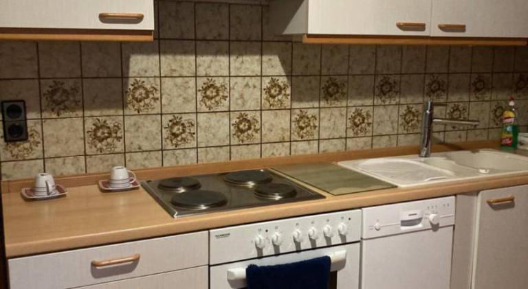 Große Unterkunft 100 m ein Schlafzimmer Gemeinschaftssee Kuche Internet Essbereich Waschmaschine Spu — photo 3