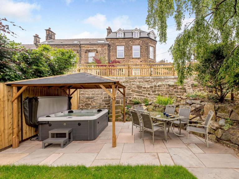 Cottage with yard, barbecue & jacuzzi in Matlock