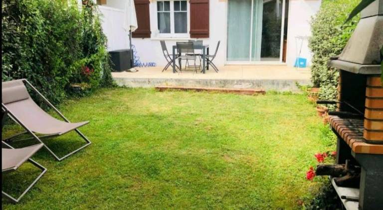 Apartment with yard & terrace — photo 4