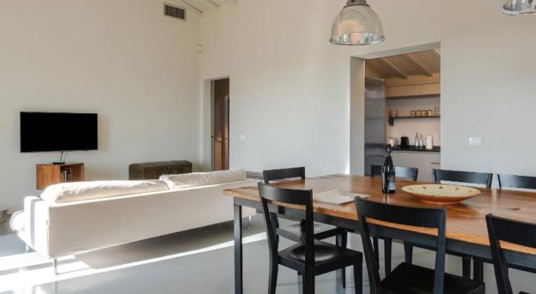 Family-friendly serviced apartment with grill, patio & jacuzzi | Pet-friendly — photo 3