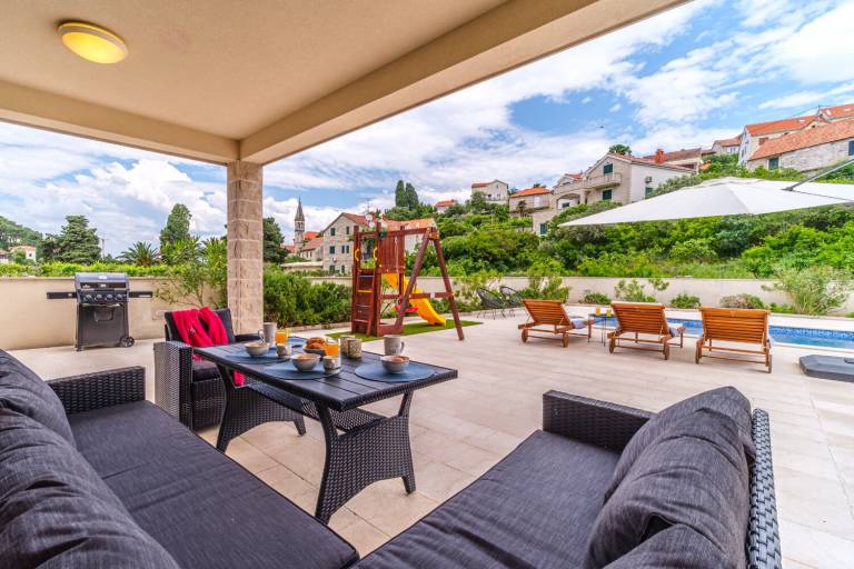 Vacation home with private pool & grill | Garden view — photo 2