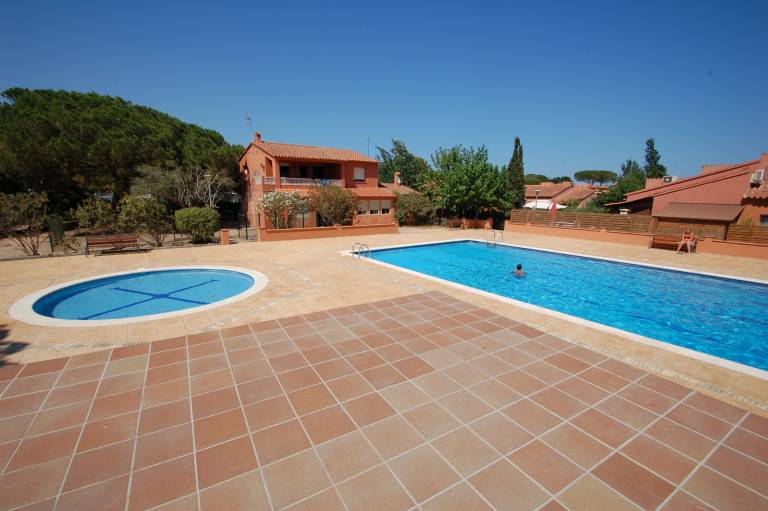 Fully equipped house with pool, yard & BBQ | Dogs allowed — photo 4