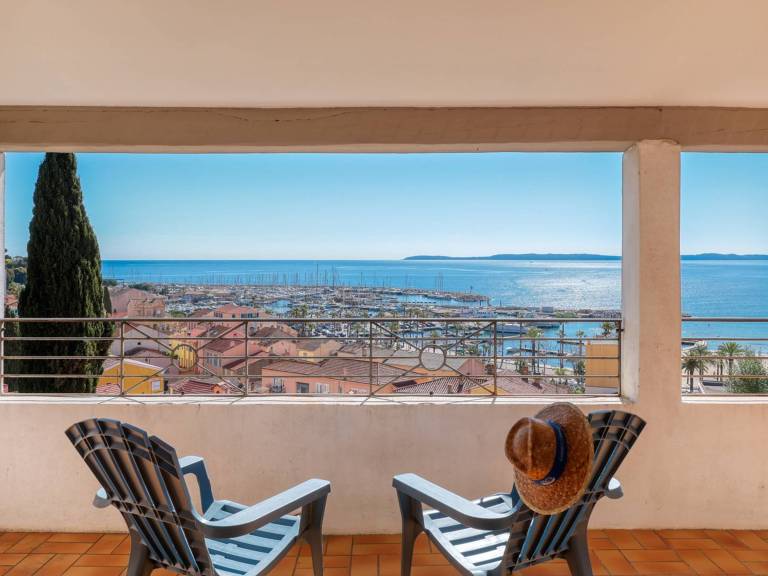 Superb villa with sea view, air conditioning, close to beach, parking, pets allowed in Le Lavandou