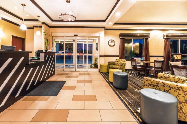 Days Inn & Suites by Wyndham Mineral Wells — photo 2