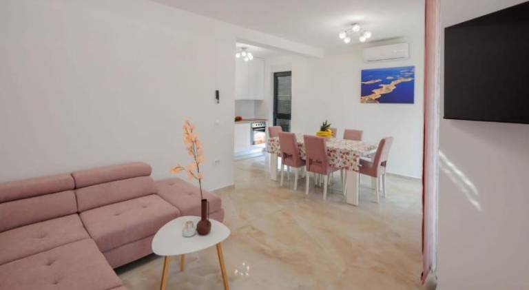 Holiday apartment with patio, grill & yard — photo 2