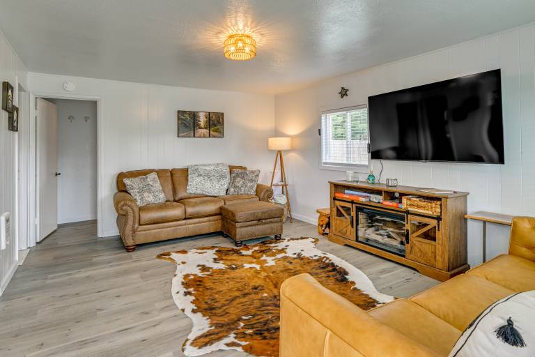 Near Ocean & Redwood National Park! Home w/ Yard — photo 5