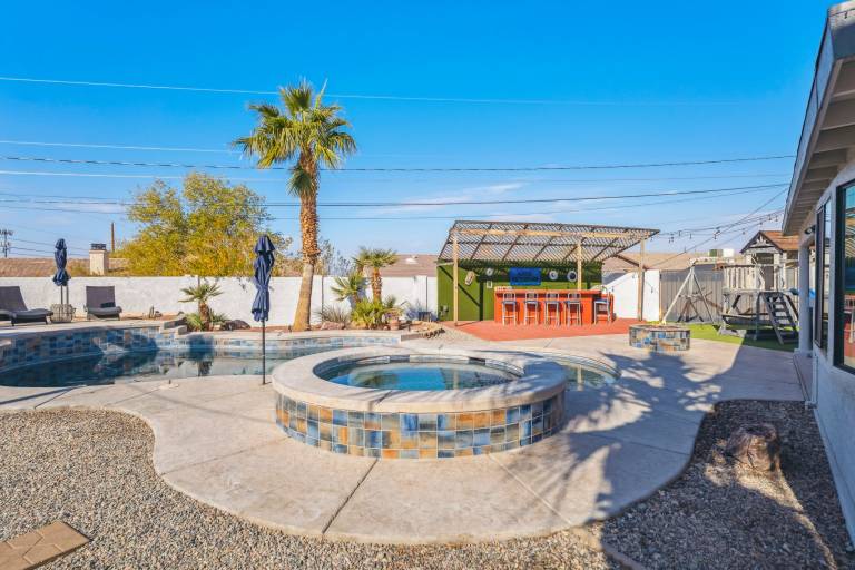 House with heated pool, barbeque & hot tub — photo 4