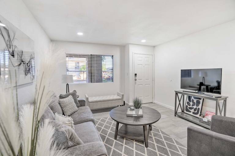 Chic Phoenix Condo Pool Access Close to Hiking